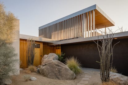 Para burlar la normativa de edificabilidad, Neutra ideó en la planta superior, donde no se podía construir, un salón completamente abierto, salvo por un sistema de lamas verticales orientables de aluminio que lo resguardan del fuerte viento del desierto. |