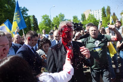 El embajador ruso en Polonia, Sergei Andréiev, ha sido atacado este lunes en Varsovia cuando un grupo de manifestantes le ha arrojado pintura roja.  Antes del incidente, Andréiev participó en el cementerio en un homenaje a los soldados soviéticos de Varsovia con motivo de la festividad del Día de la Victoria, en la que Rusia conmemora los 77 años de la derrota de los nazis en la II Guerra Mundial.   