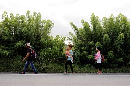 Migrantes hondureños caminan sobre una carretera hacia la frontera con México en San Pedro Cadenas, Guatemala, en octubre de 2020.