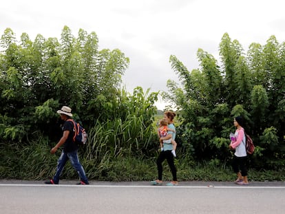 Migrantes hondureños caminan sobre una carretera hacia la frontera con México en San Pedro Cadenas, Guatemala, en octubre de 2020.