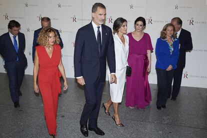 Los Ryes con Meritxell Batet e Isabel Díaz Ayuso a su llegada al Teatro Real.