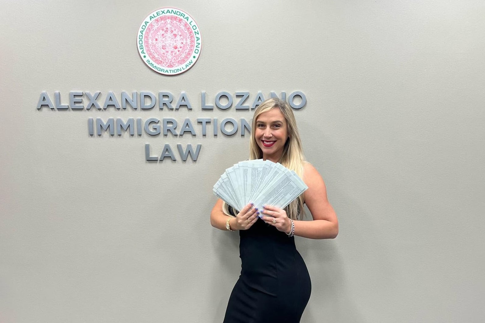 Seis deportados, un jet rosa y una mansión en México: el supuesto fraude que volvió millonaria a ‘La abogada de los milagros’