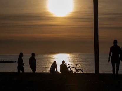 Puesta de sol en la playa de Barcelona, este sábado.