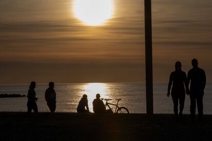 Puesta de sol en la playa de Barcelona, este sábado.