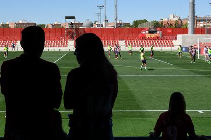 estadio del Atlético, mientras esperaba hace dos semanas el inicio del partido contra la Real, finalmente suspendido por la huelga de colegiadas.