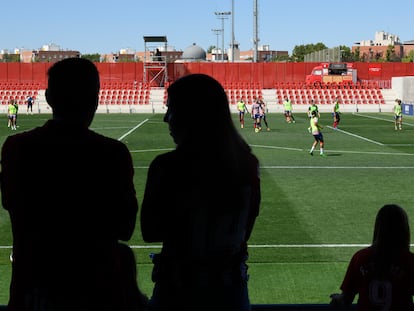 El público del estadio del Atlético, mientras esperaba hace dos semanas el inicio del partido contra la Real, finalmente suspendido por la huelga de colegiadas.