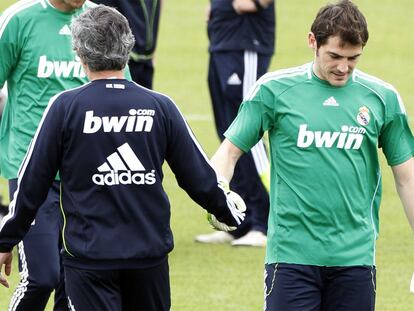 Mourinho y Casillas se saludan durante el entrenamiento de ayer en Valdebebas.