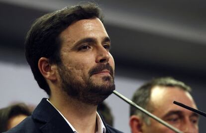 El líder Unidad Popular-Izquierda Unida, Alberto Garzón, junto a miembros de la dirección y de la candidatura por Madrid, la noche electoral del pasado 20.