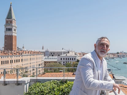 El arquitecto Hashim Sarkis en Venecia en 2019, durante la presentación de la Bienal, prevista para 2020 y aplazada un año debido a la pandemia.