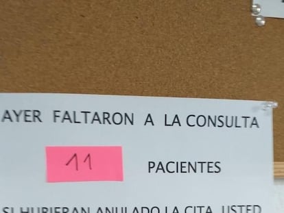 Un cartel alertando sobre los pacientes que no anularon su cita que se hizo viral en 2022.