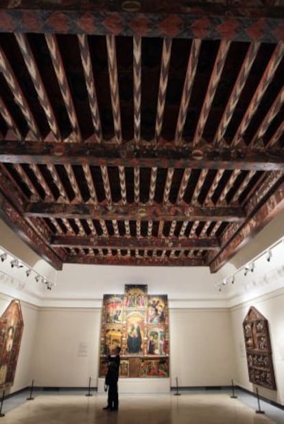 Artesonado en madera policromada tallado en Le&oacute;n hacia 1400 e instalado en la nueva sala del Museo del Prado que alberga la donaci&oacute;n de arte de V&aacute;rez Fisa. 