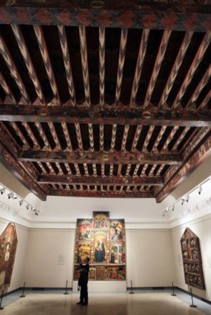 Artesonado en madera policromada tallado en León hacia 1400 e instalado en la nueva sala del Museo del Prado que alberga la donación de arte de Várez Fisa.