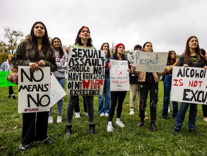 Varias manifestantes sostienen pancartas de apoyo a las víctimas de abusos sexuales, en Bloomington (Indiana, EEUU), el pasado octubre.