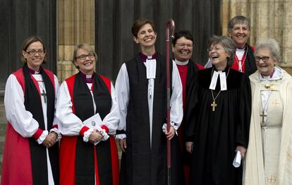 La reverenda británica Libby Lane (3i) se convirtió en la primera obispa de la Iglesia de Inglaterra tras ser consagrada en una solemne ceremonia en la catedral de York (Inglaterra).