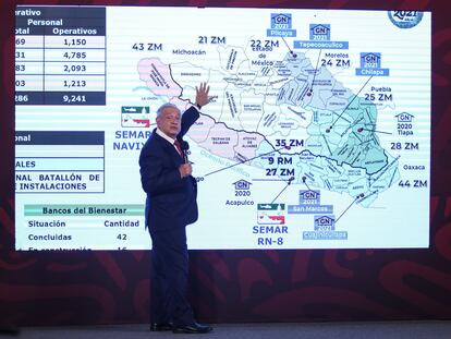 Andrés Manuel López Obrador muestra un mapa con la presencia de la Guardia Nacional, durante una de sus conferencias matutinas.
