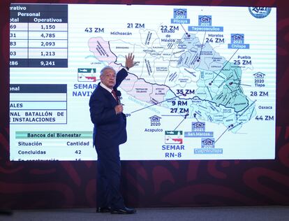 Andrés Manuel López Obrador muestra las áreas y el número de cuarteles y presencia de Guardia Nacional