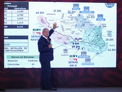 Andrés Manuel López Obrador muestra un mapa con la presencia de la Guardia Nacional, durante una de sus conferencias matutinas.