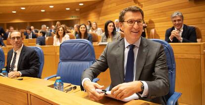 Feijóo, este miércoles antes de comenzar su discurso en el Parlamento gallego.