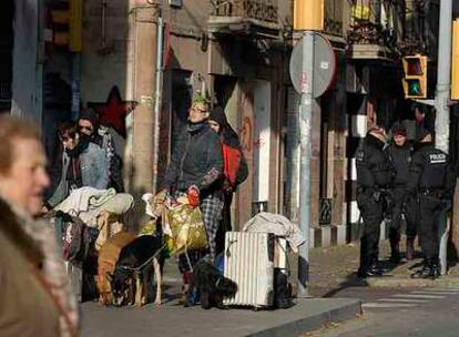 Cuatro jóvenes <i>okupas</i> desalojan la vivienda donde residían, en la calle Segre, en el barrio de Sant Andreu