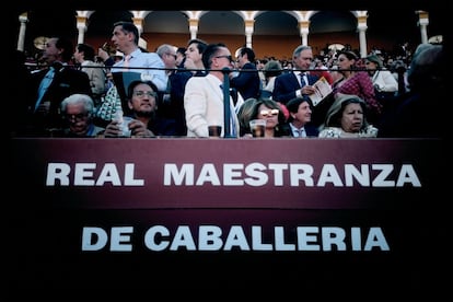 Burladero y público en primera fila en las gradas de la Real Maestranza de Caballería de Sevilla.