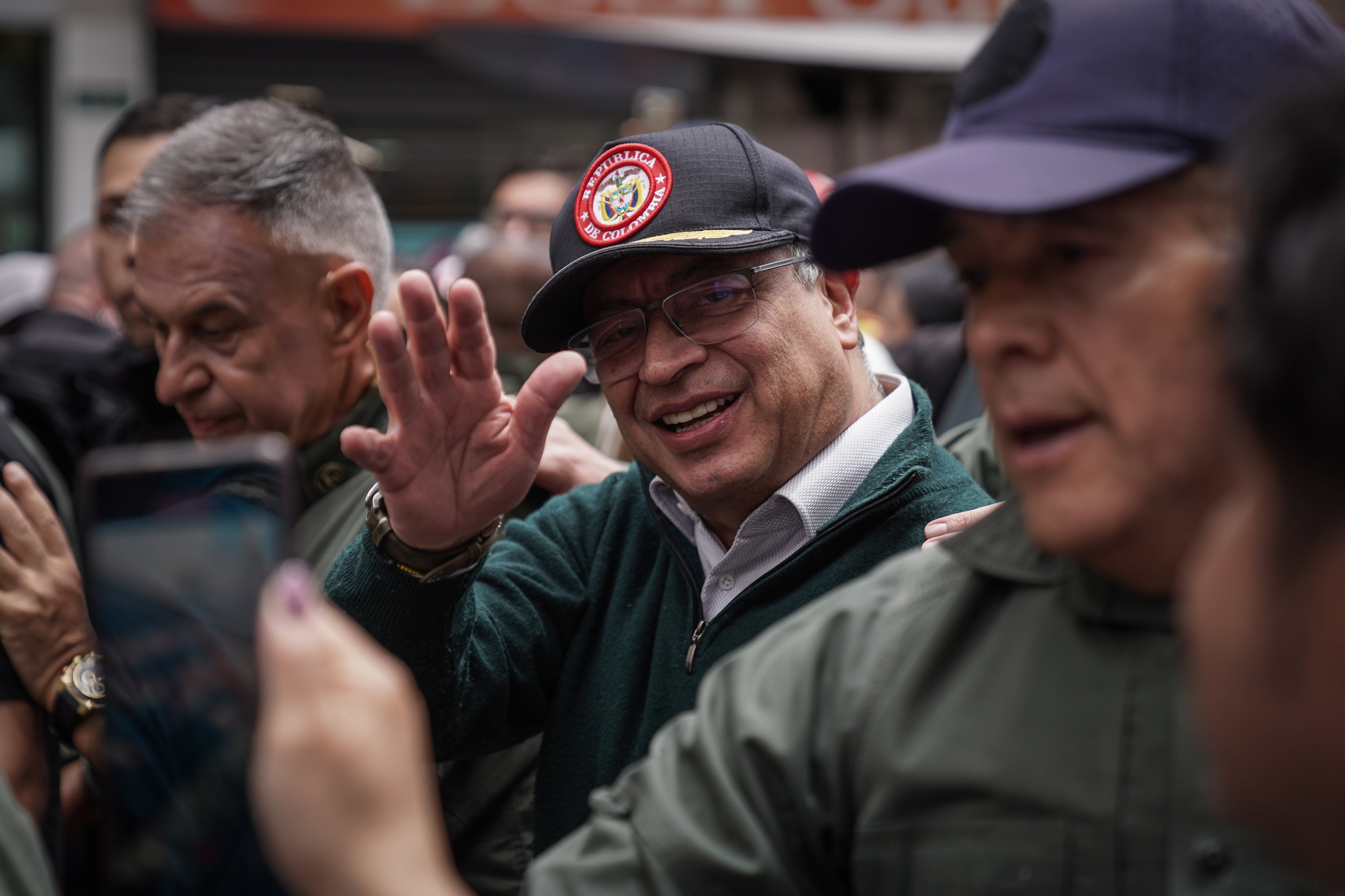 Escoltas abren el camino a Petro entre la multitud, este 1 de mayo en Bogotá.