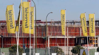 Carteles de Ferrovial frente a una obra de Madrid.