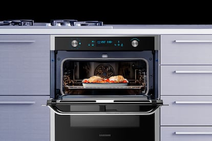 El horno inteligente Dual Cook Flex™, con dos compartimentos de cocción independientes, permite preparar varios platos a la vez.