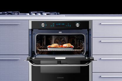 El horno inteligente Dual Cook Flex™, con dos compartimentos de cocción independientes, permite preparar varios platos a la vez.