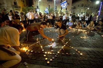 Jóvenes encienden velas en Jerusalén en señal de respeto por los tres chicos hallados muertos en la localidad palestina de Halhul (Cisjordania) el lunes.