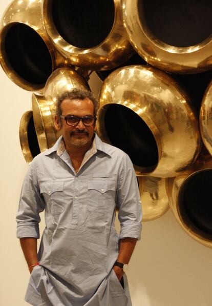 Subodh Gupta, ante una de sus obras en Málaga.