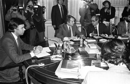 Felipe González, presidente del Gobierno, Javier Moscoso, Presidencia; y Fernando Morán, Exteriores, en la primera reunión del gobierno socialista el 4 de diciembre de 1982.