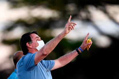 Jair Bolsonaro fala com apoiadores na frente do jardim do Palácio da Alvorada, em Brasília.