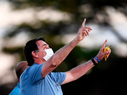 Jair Bolsonaro fala com apoiadores na frente do jardim do Palácio da Alvorada, em Brasília.