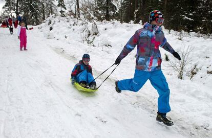 Dos jóvenes se divierten con su trineo en el Alto de Erro (Navarra), el 17 de enero de 2015.