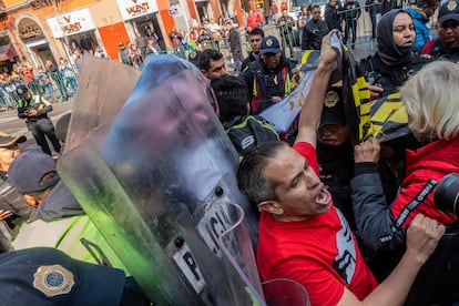 Policías antidisturbios repliegan a los manifestantes en el centro de la capital mexicana. 