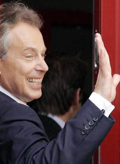 Tony Blair saluda a su llegada ayer a la sede laborista en Trimdon, donde anunció la fecha de su dimisión.