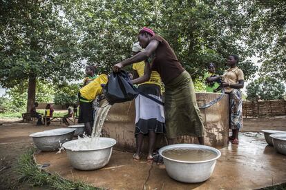 Un grupo de mujeres recoge agua para higiene y lavar la ropa en uno de los primeros pozos de la parroquia. Antes esa misma agua era utilizada también para consumo. “La llegada del agua limpia ha cambiado nuestras vidas y, sobre todo, ha mejorado nuestra salud al evitar las enfermedades que el agua contaminada nos traía y que tantas muertes nos provocaba”, asegura una de las vecinas.