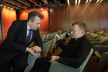 Javier Cremades, presidente de la comisión que investiga los abusos sexuales en la Iglesia española, conversa con Hans Zollner, en Lisboa.