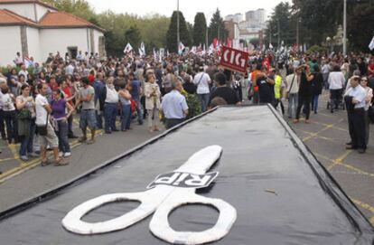Un momento de la manifestación de profesores en Santiago en la que un gran ataúd simboliza la 'muerte' de la enseñanza pública por los recortes