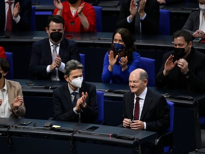 Olaf Scholz (primero desde la derecha) recibía una ovación tras ser elegido canciller alemán este miércoles en el Bundestag.