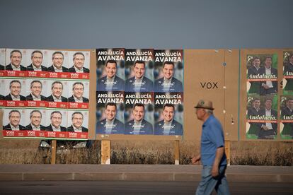 Un hombre pasa frente a los carteles electorales de las pasadas elecciones andaluzas en Linares (Jaén).