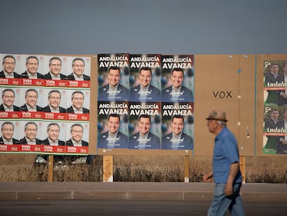 Un hombre pasa frente a los carteles electorales de las pasadas elecciones andaluzas en Linares (Jaén).