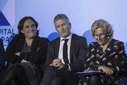 La alcaldesa de Barcelona, Ada Colau; el Ministro del Interior, Grande Marlaska, y la alcaldesa de Madrid, Manuela Carmena, en el foro Madrid Capitald de Paz.