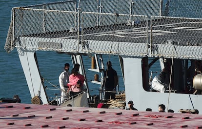 Migrantes desembarcan del buque italiano Libra, este miércoles en el puerto de Shengjin (Albania). 