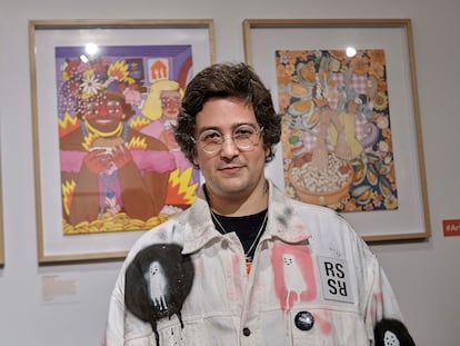 El artista Ricardo Cavolo posa frente a su obra, en la que Marsha P. Johnson y Sylvia Rivera disfrutan de comida rápida.