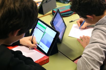 Alumnos en una clase con tablets.