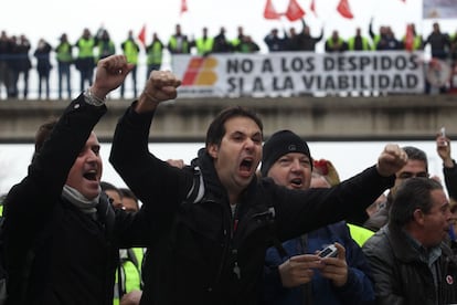 Madrid, España, 18 de febrero de 2013. Marcha de trabajadores de Iberia contra el ERE que anunció la compañia, desde la zona industrial madrileña de La Muñoza hasta la Terminal 4 del aeropuerto de Barajas. Unos días antes la compañía aérea española anunció un ERE para despedir a 3.807 trabajadores, el 19% de la plantilla. La empresa explicó que se debía a "causas económicas, productivas y organizativas".