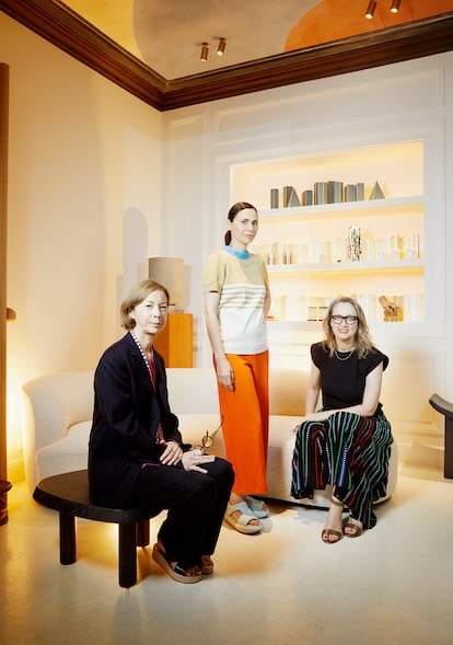 De izquierda a derecha, Fabienne Mauny, directora; Laurence Semichon, vicepresidenta, y Cristina Celestino, diseñadora de la nueva colección.