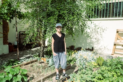 Carmen Espinar, de 69 años, en el huerto del espacio autogestionado La Flor.
