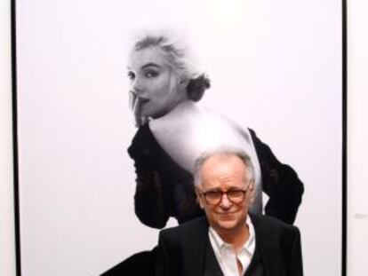 El fotógrafo Bert Stern, ante una imagen de Marilyn Monroe.